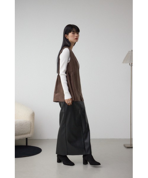 AZUL by moussy(アズールバイマウジー)の「Vネックスエードギャザーベスト(ベスト・レディース・アイボリー/ブラウン・FREE)」の14枚目の写真