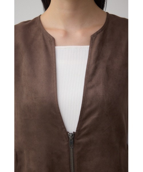 AZUL by moussy(アズールバイマウジー)の「Vネックスエードギャザーベスト(ベスト・レディース・アイボリー/ブラウン・FREE)」の18枚目の写真