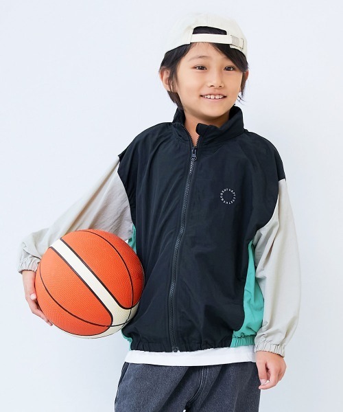 devirock（デビロック）の「【水はじく】撥水ナイロン フードが収納できる ウインドブレーカー（ナイロンジャケット・キッズ・ベージュ系その他/ブルー系その他/ブルー系/ブラック系その他2/ピンク系その他/ブルー系その他2/ブラック系その他/パープル系・100cm/110cm/120cm/130cm/140cm/150cm/160cm）」の3枚目の写真