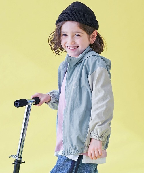 devirock（デビロック）の「【水はじく】撥水ナイロン フードが収納できる ウインドブレーカー（ナイロンジャケット・キッズ・ベージュ系その他/ブルー系その他/ブルー系/ブラック系その他2/ピンク系その他/ブルー系その他2/ブラック系その他/パープル系・100cm/110cm/120cm/130cm/140cm/150cm/160cm）」の5枚目の写真