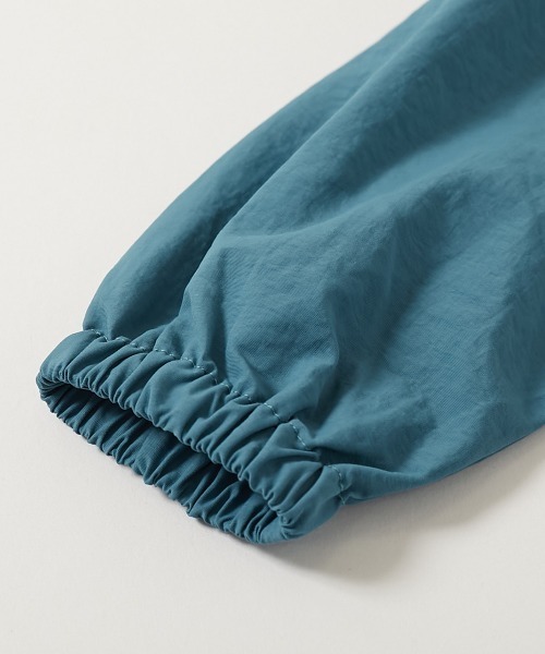 devirock（デビロック）の「【水はじく】撥水ナイロン フードが収納できる ウインドブレーカー（ナイロンジャケット・キッズ・ベージュ系その他/ブルー系その他/ブルー系/ブラック系その他2/ピンク系その他/ブルー系その他2/ブラック系その他/パープル系・100cm/110cm/120cm/130cm/140cm/150cm/160cm）」の9枚目の写真