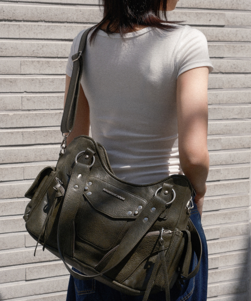 IUGAMAKARAS（イウガマカラス）の「Studded Leather Shoulder Bag (Khaki)（ショルダーバッグ・レディース・その他・FREE）」の2枚目の写真