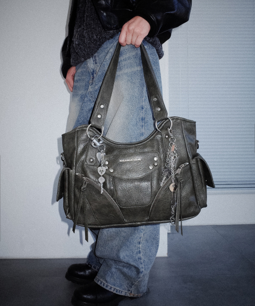 IUGAMAKARAS（イウガマカラス）の「Studded Leather Shoulder Bag (Khaki)（ショルダーバッグ・レディース・その他・FREE）」の5枚目の写真