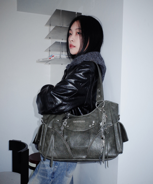 IUGAMAKARAS（イウガマカラス）の「Studded Leather Shoulder Bag (Khaki)（ショルダーバッグ・レディース・その他・FREE）」の6枚目の写真