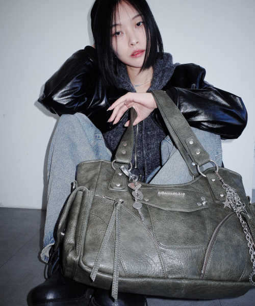 IUGAMAKARAS（イウガマカラス）の「Studded Leather Shoulder Bag (Khaki)（ショルダーバッグ・レディース・その他・FREE）」の7枚目の写真