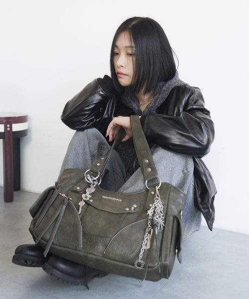 IUGAMAKARAS（イウガマカラス）の「Studded Leather Shoulder Bag (Khaki)（ショルダーバッグ・レディース・その他・FREE）」の8枚目の写真