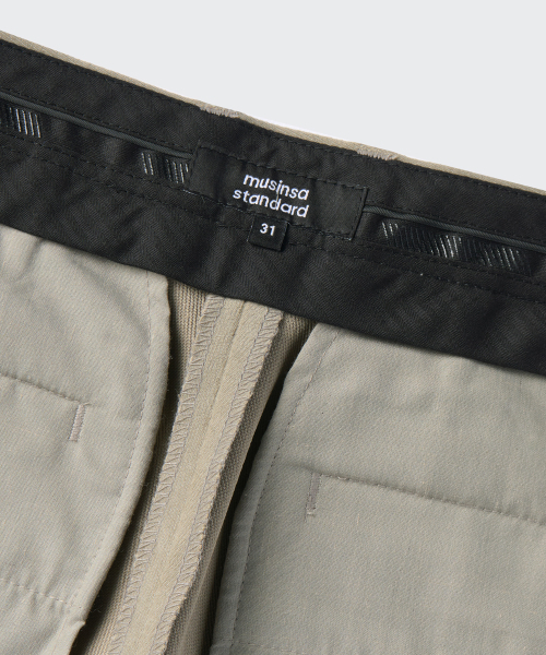 MUSINSA STANDARD（ムシンサスタンダード）の「ブラシドツーピンタックワイドヒドゥンバンディングスラックス[カーキベージュ]（スラックス・メンズ・その他・40/38/33/26/27/28/29/42/36/34/32/30/31）」の4枚目の写真