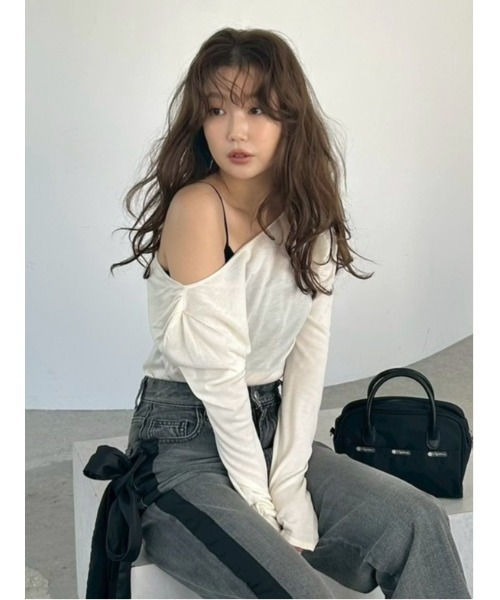 FRAY I.D(フレイアイディー)の「【USAGI ONLINE・ZOZO限定】ドレープオフショルニットトップス/ウォッシャブル・抗ピリング(ニット/セーター・レディース・グレー/アイボリー/ライトブルー/レッド・F)」の8枚目の写真