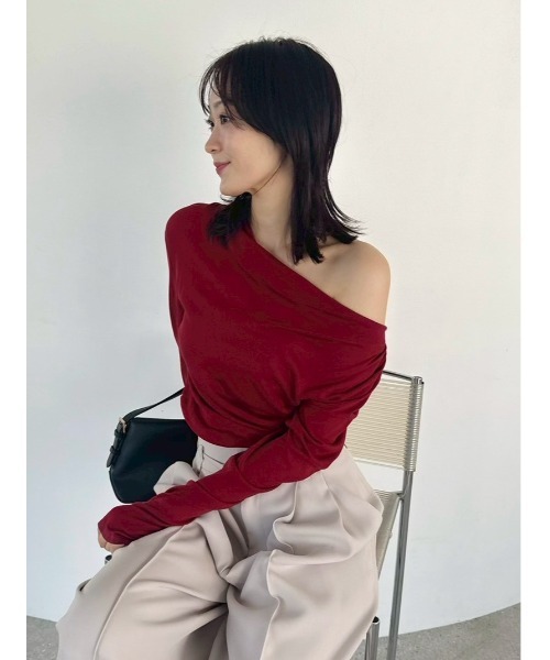 FRAY I.D(フレイアイディー)の「【USAGI ONLINE・ZOZO限定】ドレープオフショルニットトップス/ウォッシャブル・抗ピリング(ニット/セーター・レディース・グレー/アイボリー/ライトブルー/レッド・F)」の12枚目の写真