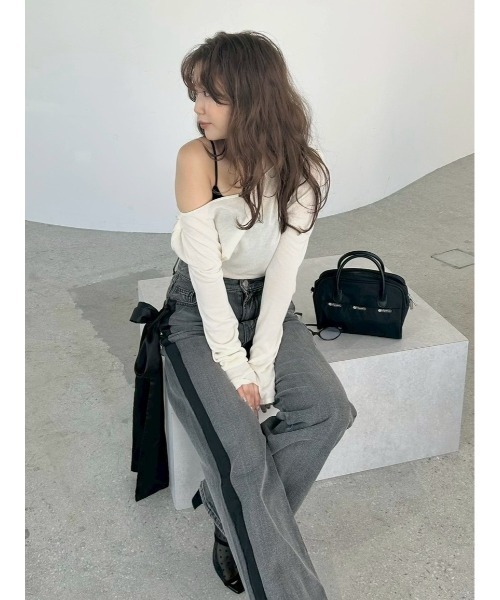 FRAY I.D(フレイアイディー)の「【USAGI ONLINE・ZOZO限定】ドレープオフショルニットトップス/ウォッシャブル・抗ピリング(ニット/セーター・レディース・グレー/アイボリー/ライトブルー/レッド・F)」の21枚目の写真