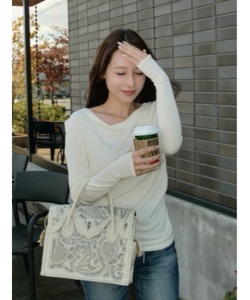 FRAY I.D(フレイアイディー)の「【USAGI ONLINE・ZOZO限定】ドレープオフショルニットトップス/ウォッシャブル・抗ピリング(ニット/セーター・レディース・グレー/アイボリー/ライトブルー/レッド・F)」の7枚目の写真