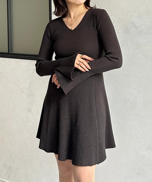 Thevon(ゼボン)の「袖フレアリブニットチュニックワンピース(ワンピース・レディース・チャコールグレー/ブラック・FREE)」の1枚目の写真