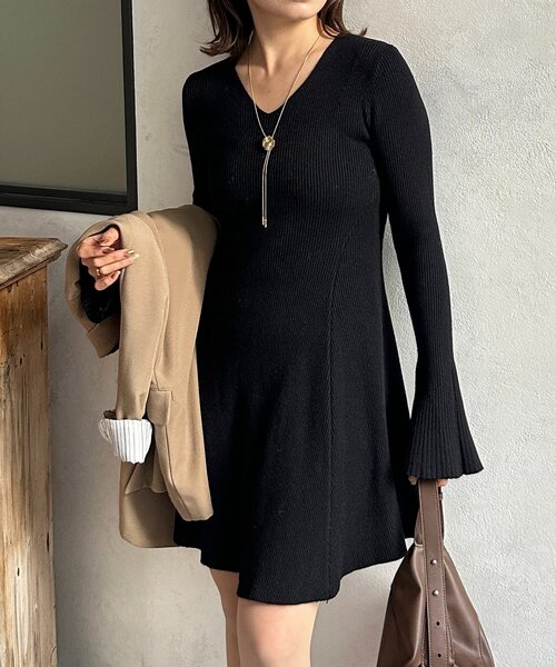 Thevon(ゼボン)の「袖フレアリブニットチュニックワンピース(ワンピース・レディース・チャコールグレー/ブラック・FREE)」の2枚目の写真