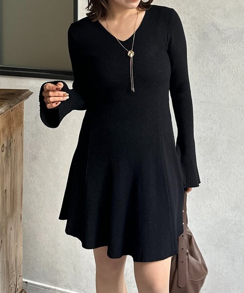 Thevon(ゼボン)の「袖フレアリブニットチュニックワンピース(ワンピース・レディース・チャコールグレー/ブラック・FREE)」の9枚目の写真