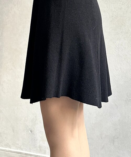 Thevon(ゼボン)の「袖フレアリブニットチュニックワンピース(ワンピース・レディース・チャコールグレー/ブラック・FREE)」の20枚目の写真
