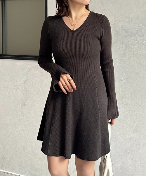 Thevon(ゼボン)の「袖フレアリブニットチュニックワンピース(ワンピース・レディース・チャコールグレー/ブラック・FREE)」の4枚目の写真