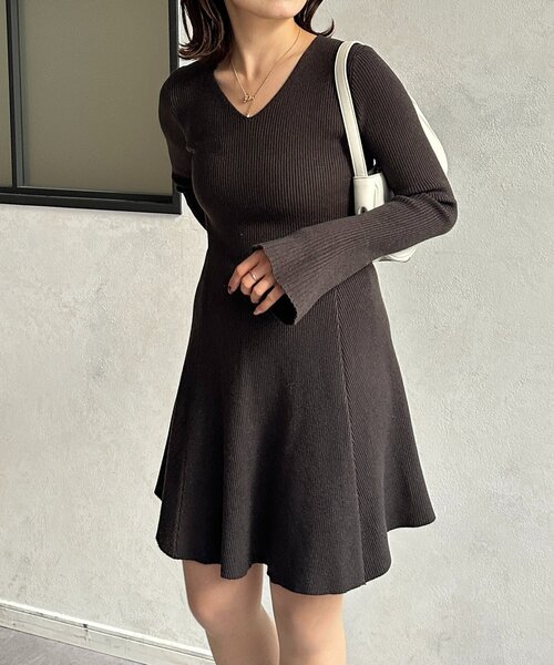 Thevon(ゼボン)の「袖フレアリブニットチュニックワンピース(ワンピース・レディース・チャコールグレー/ブラック・FREE)」の5枚目の写真