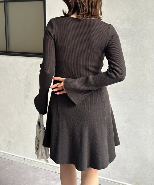 Thevon(ゼボン)の「袖フレアリブニットチュニックワンピース(ワンピース・レディース・チャコールグレー/ブラック・FREE)」の7枚目の写真