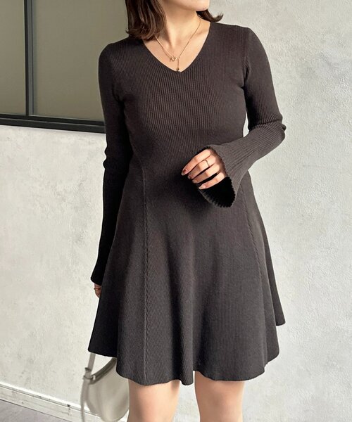 Thevon(ゼボン)の「袖フレアリブニットチュニックワンピース(ワンピース・レディース・チャコールグレー/ブラック・FREE)」の8枚目の写真