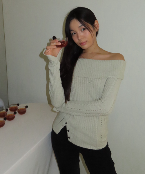 ZIZEMUSEUM(ジゼミュージアム)の「RIBBED OFF-SHOULDER KNIT(ASH IVORY)(その他トップス・レディース・その他・OS)」の7枚目の写真