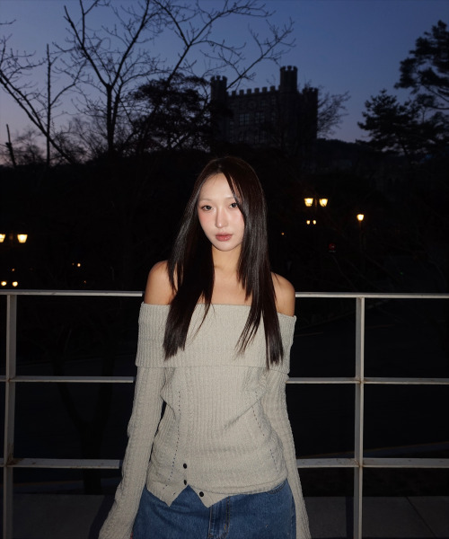 ZIZEMUSEUM(ジゼミュージアム)の「RIBBED OFF-SHOULDER KNIT(ASH IVORY)(その他トップス・レディース・その他・OS)」の8枚目の写真