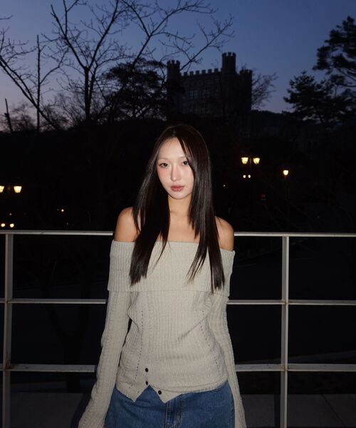 ZIZEMUSEUM(ジゼミュージアム)の「RIBBED OFF-SHOULDER KNIT(ASH IVORY)(その他トップス・レディース・その他・OS)」の11枚目の写真