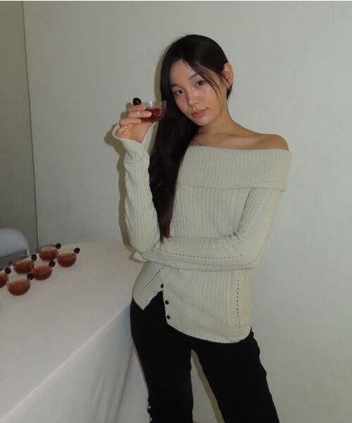 ZIZEMUSEUM(ジゼミュージアム)の「RIBBED OFF-SHOULDER KNIT(ASH IVORY)(その他トップス・レディース・その他・OS)」の14枚目の写真