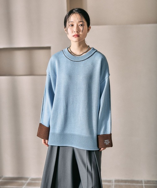 LEPSIM（レプシィム）の「5ゲージ袖配色ロゴプルオーバー　634215（ニット/セーター・レディース・ブルー/チャコールグレー/アイボリー/レッド・FREE）」の4枚目の写真