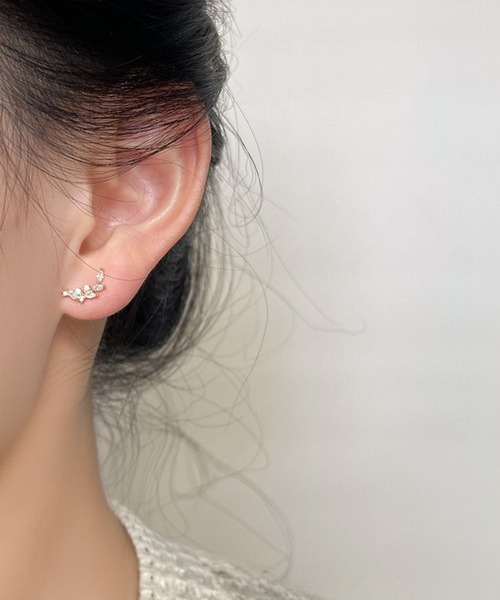 yu-ka(ユーカ)の「YU-KA:リーフモチーフミニピアス leaf motif mini pierce(ピアス(両耳用)・レディース・ゴールド・FREE)」の2枚目の写真