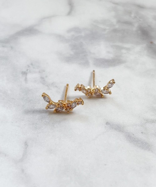 yu-ka(ユーカ)の「YU-KA:リーフモチーフミニピアス leaf motif mini pierce(ピアス(両耳用)・レディース・ゴールド・FREE)」の3枚目の写真