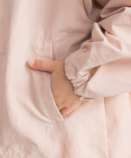 DRC branshes(ディーアールシーブランシェス)の「【撥水加工/WEB限定/DRC】Aラインシルエットナイロンジャケット(ナイロンジャケット・キッズ・グレイッシュベージュ/ピンク/アイボリー/ブラック/ラベンダー・110/100/130/140/150/120)」の21枚目の写真