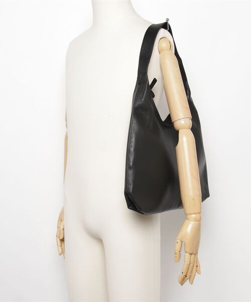 YArKA（ヤーカ）の「【YArKA/ヤーカ】real leather round design one handle big bag [wam10] / リアルレザーワンハンドルデザインビッグバッグ（トートバッグ・レディース・ブラック・FREE）」の20枚目の写真