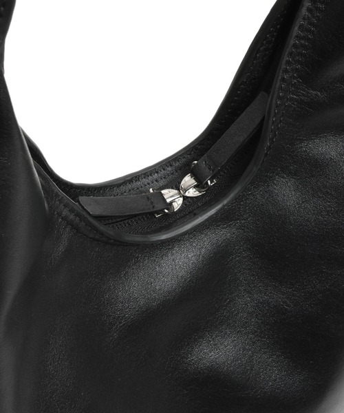 YArKA（ヤーカ）の「【YArKA/ヤーカ】real leather round design one handle big bag [wam10] / リアルレザーワンハンドルデザインビッグバッグ（トートバッグ・レディース・ブラック・FREE）」の9枚目の写真