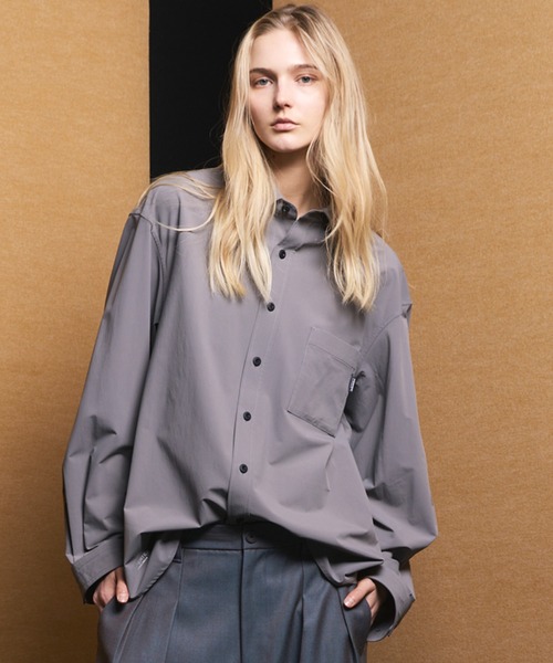 MAISON SPECIAL（メゾンスペシャル）の「《UNISEX》【PERTEX】Regular Collar Prime-Over Long Sleeve Shirt/【パーテックス】レギュラーカラープライムオーバーロングスリーブシャツ【MAISON SPECIAL/メゾンスペシャル】■セットアップ対応■（シャツ/ブラウス・メンズ・グレー/チャコールグレー/ブラック・0/1/2）」の3枚目の写真