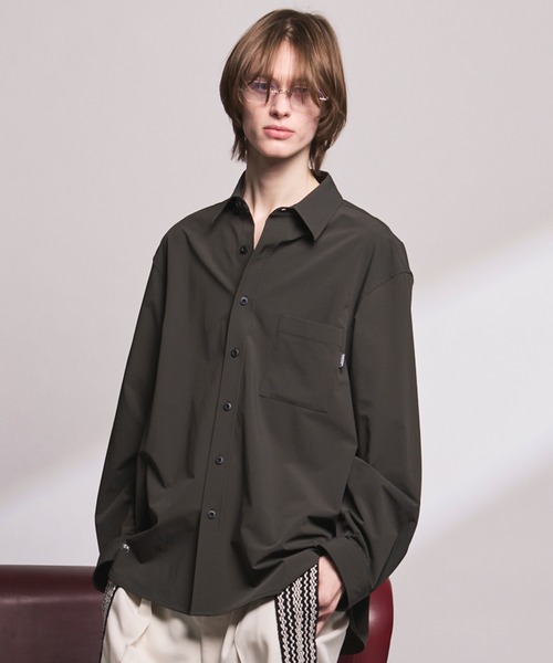 MAISON SPECIAL（メゾンスペシャル）の「《UNISEX》【PERTEX】Regular Collar Prime-Over Long Sleeve Shirt/【パーテックス】レギュラーカラープライムオーバーロングスリーブシャツ【MAISON SPECIAL/メゾンスペシャル】■セットアップ対応■（シャツ/ブラウス・メンズ・グレー/チャコールグレー/ブラック・0/1/2）」の2枚目の写真