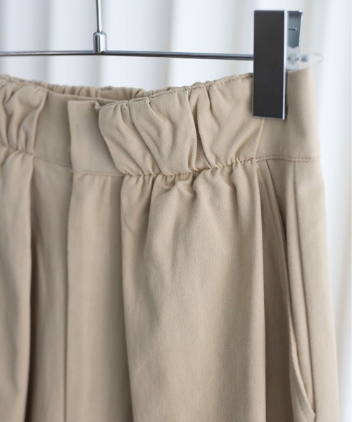 YENNA(イェンナ)の「ボリュームタックコットンワイドパンツ / チノワイドパンツ(チノパンツ・レディース・アイボリー/ダークブラウン/ベージュ/カーキ・FREE)」の17枚目の写真