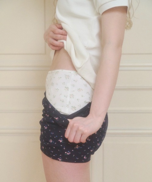 chernyy（チェルニー）の「chernyy floral inner shorts / 小花柄刺繍ロゴインナーショーツ（その他パンツ・レディース・アイボリー/ネイビー・LARGE/MEDIUM/SMALL）」の6枚目の写真