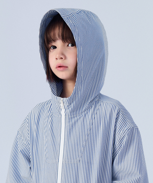 MUSINSA STANDARD KIDS（ムシンサスタンダードキッズ）の「ストライプシアサーカーウィンドブレイカー ジャケット [ネイビーストライプ]（ブルゾン・レディース・その他・100/120/140/130/150/160/110）」の6枚目の写真