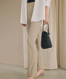 ACYM（アシーム）の「イージーフィットフレアパンツ（スラックス）」