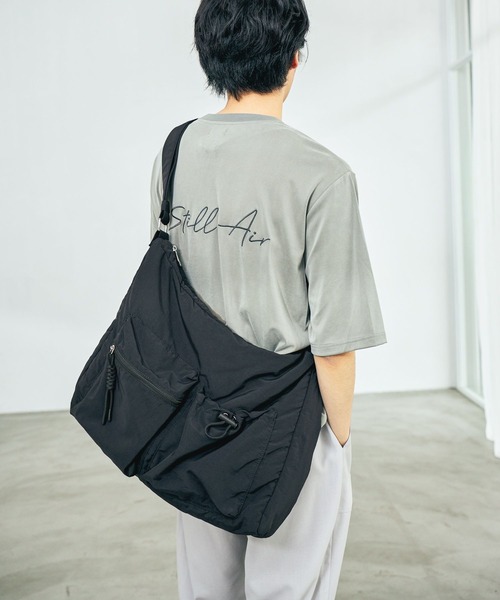 LAKOLE（ラコレ）の「マルチポケットミドルショルダーバッグ / 665235（ショルダーバッグ・メンズ・グレー/ブラック・FREE）」の2枚目の写真