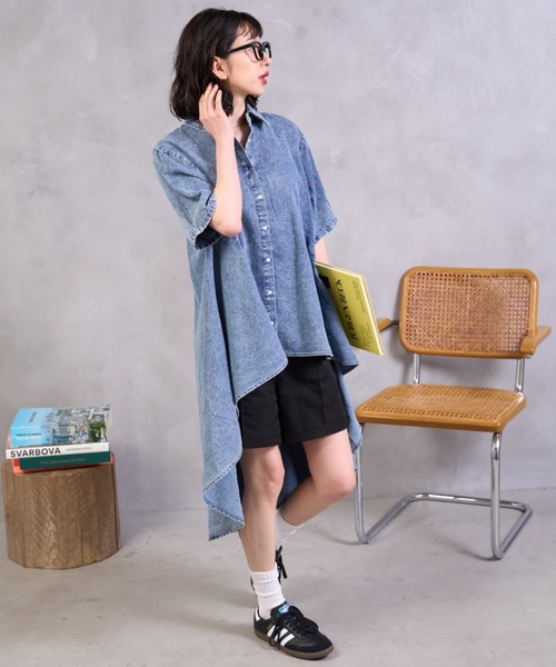 A.D.C.L.（エーディーシーエル）の「イレギュラーヘム デニムロングシャツ（シャツ/ブラウス・レディース・ブルー/サックスブルー・M/L）」の16枚目の写真