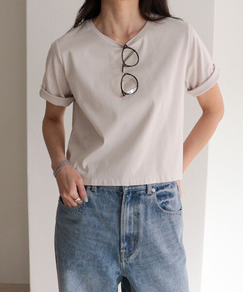 fredy emue（フレディエミュ）の「シルケットスムースクロップドTシャツ（Tシャツ/カットソー・レディース・ベージュ/カーキ/オフホワイト/チャコールグレー・38）」の3枚目の写真