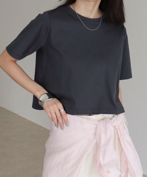 fredy emue（フレディエミュ）の「シルケットスムースクロップドTシャツ（Tシャツ/カットソー・レディース・ベージュ/カーキ/オフホワイト/チャコールグレー・38）」の2枚目の写真