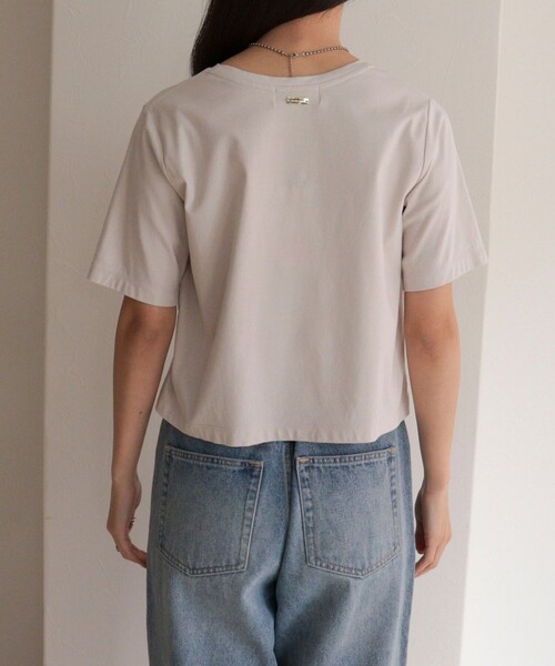 fredy emue（フレディエミュ）の「シルケットスムースクロップドTシャツ（Tシャツ/カットソー・レディース・ベージュ/カーキ/オフホワイト/チャコールグレー・38）」の5枚目の写真