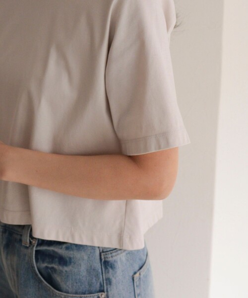 fredy emue（フレディエミュ）の「シルケットスムースクロップドTシャツ（Tシャツ/カットソー・レディース・ベージュ/カーキ/オフホワイト/チャコールグレー・38）」の8枚目の写真