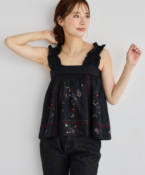 mysty woman(ミスティウーマン)の「レトロ花刺繍ノースリブラウス 759302(シャツ/ブラウス・レディース・ブラック/オフホワイト・FREE)」の2枚目の写真
