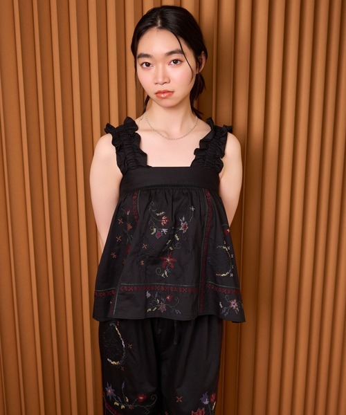 mysty woman(ミスティウーマン)の「レトロ花刺繍ノースリブラウス 759302(シャツ/ブラウス・レディース・ブラック/オフホワイト・FREE)」の5枚目の写真