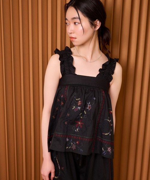 mysty woman(ミスティウーマン)の「レトロ花刺繍ノースリブラウス 759302(シャツ/ブラウス・レディース・ブラック/オフホワイト・FREE)」の6枚目の写真