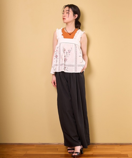 mysty woman(ミスティウーマン)の「レトロ花刺繍ノースリブラウス 759302(シャツ/ブラウス・レディース・ブラック/オフホワイト・FREE)」の8枚目の写真