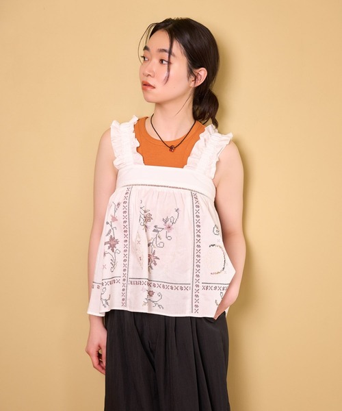 mysty woman(ミスティウーマン)の「レトロ花刺繍ノースリブラウス 759302(シャツ/ブラウス・レディース・ブラック/オフホワイト・FREE)」の9枚目の写真
